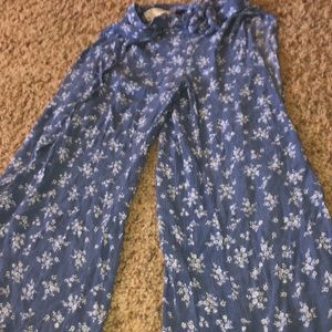 Flowing flower print pants.